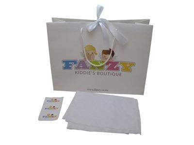 Sac en papier blanc avec poignée en ruban, autocollant en papier
