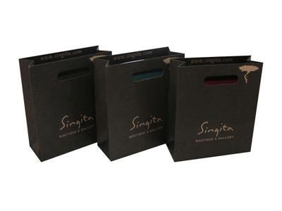 Sac en papier noir avec poignée découpée